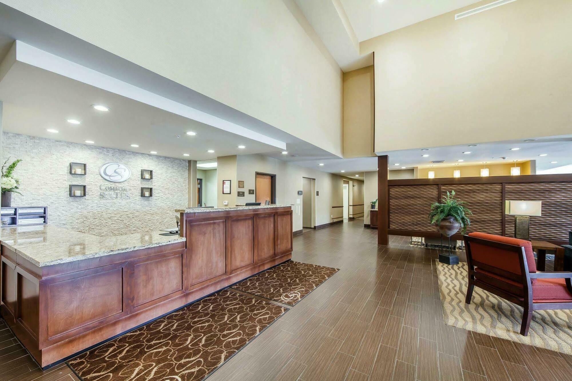 Comfort Suites Marietta-Parkersburg Bagian luar foto